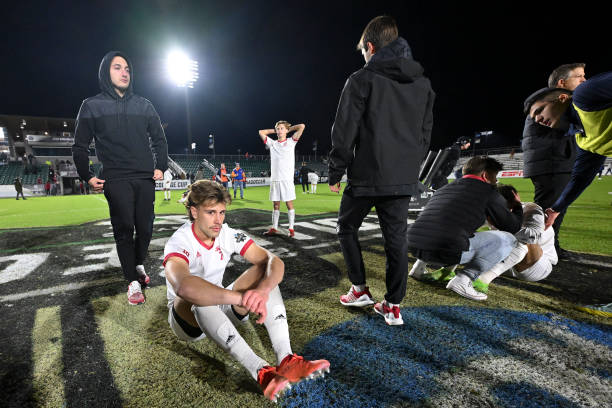 通过公开自 通过公开自